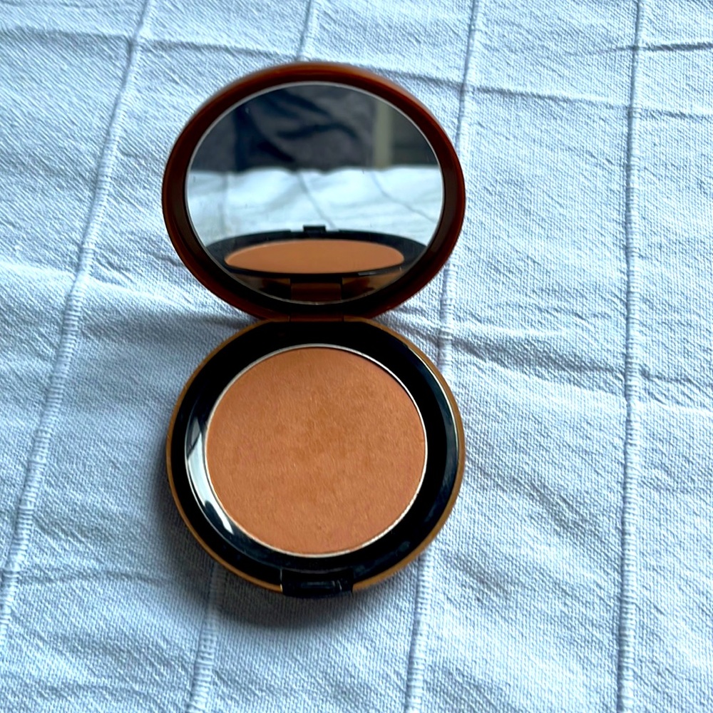 Agnès b Paris make up. Powder. Sunny b